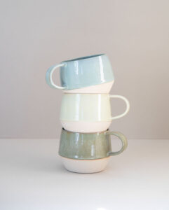 Zum Bonner Töpfermarkt präsentiert Kerstin Ruschel Maarpottery Keramik Tassen im Steinzeugton mit eigenen Glasuren an der Töpferscheibe gedreht